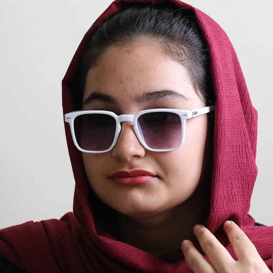 عینک آفتابی Cartier با فریم مربعی شکل، بی‌رنگ (شفاف) و لنز دودی تیره مدل 6019 — تصویر ۲