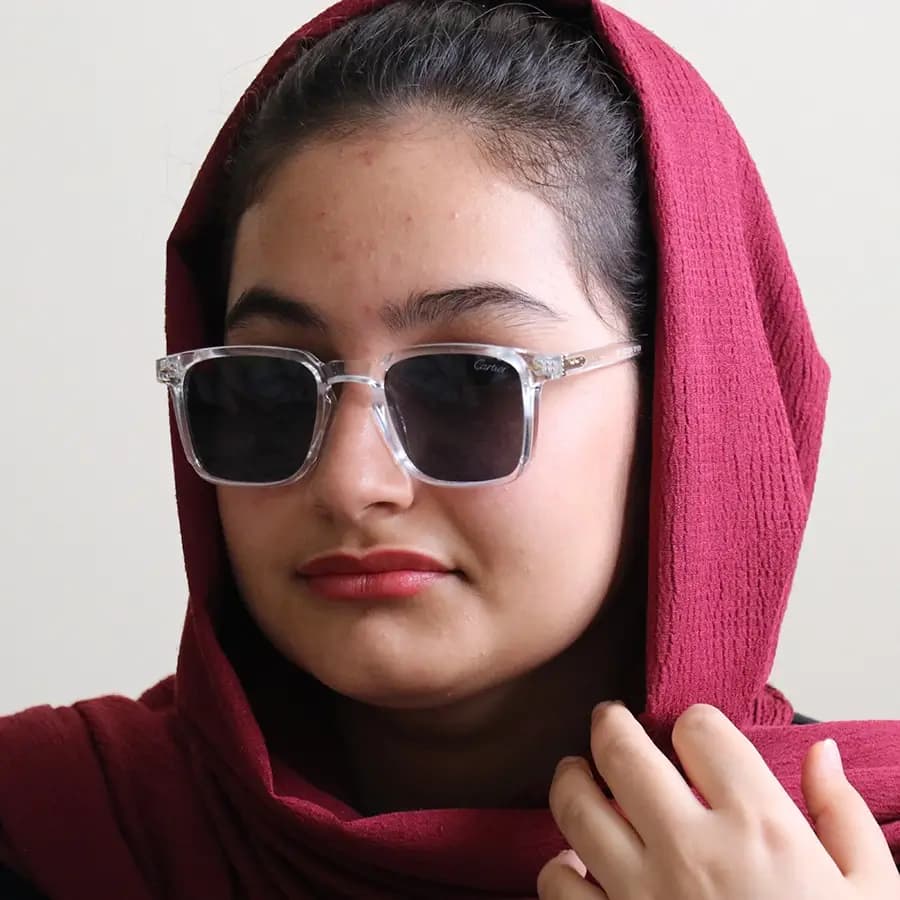 عینک آفتابی Cartier با فریم مربعی شکل، رنگ طوسی براق و لنز دودی تیره مدل 6019 — تصویر ۲