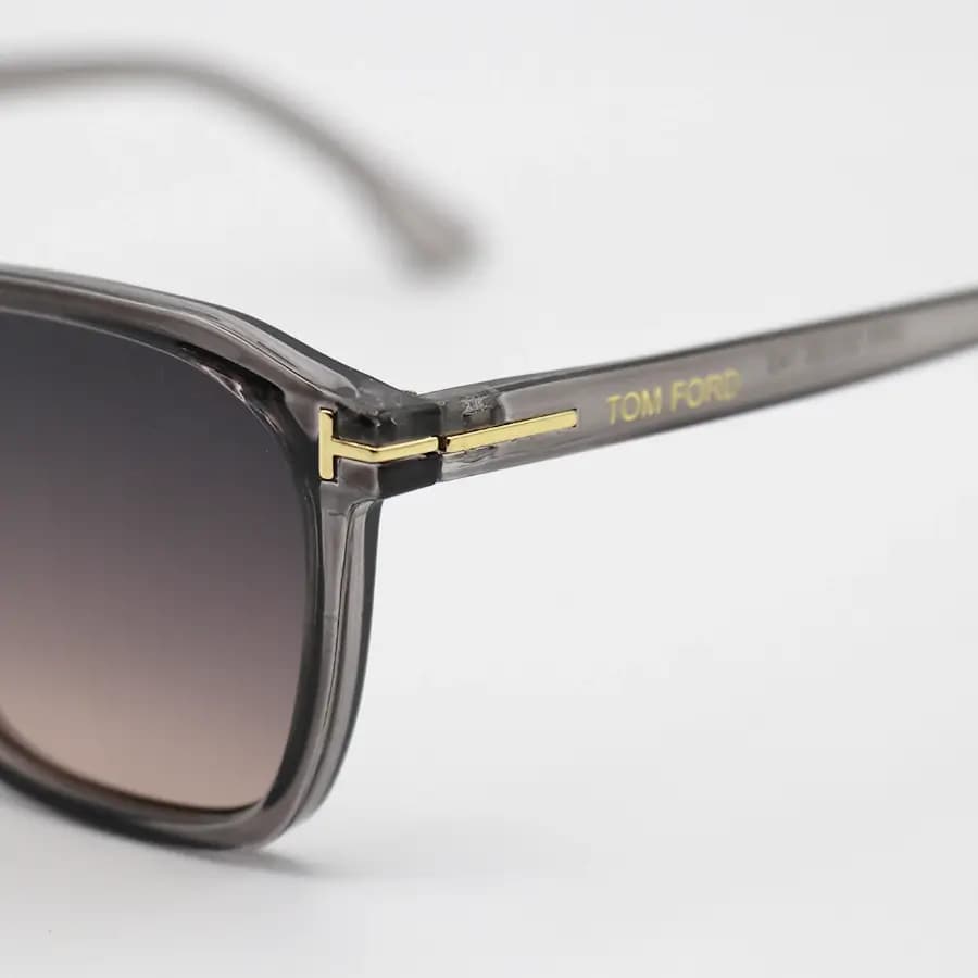 عینک آفتابی Tom Ford با فریم رنگ طوسی براق، مربعی شکل و لنز قهوه‌ای سایه روشن مدل 2809 — تصویر ۶