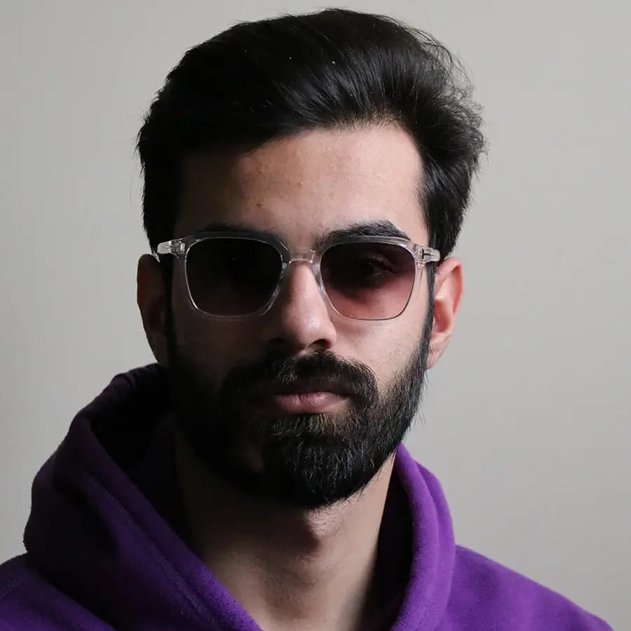 عینک آفتابی تام فورد با فریم رنگ مشکی براق، مربعی شکل و لنز دودی سایه روشن مدل 2809 — تصویر ۲