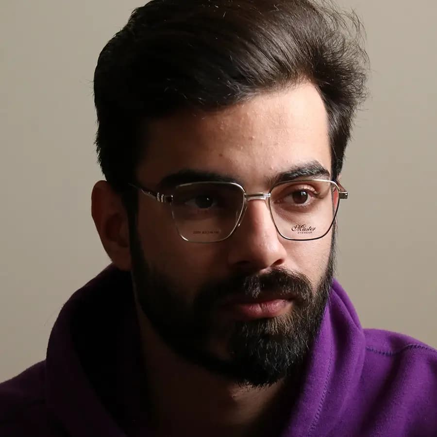فریم عینک طبی با فریم رنگ طلایی، شکل چندضلعی، از جنس فلزی و لولا فنردار مدل 2205 — تصویر ۲