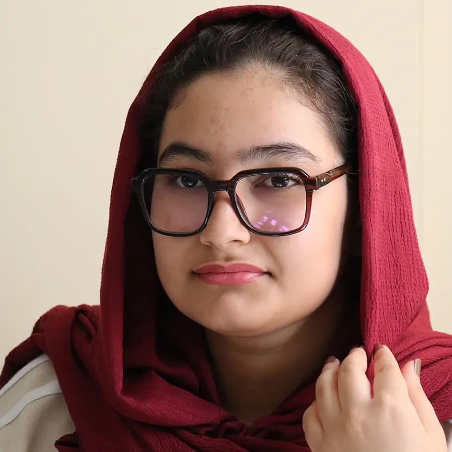 فریم عینک طبی با فریم رنگ مشکی براق، شکل مربعی، از جنس استات و دسته سیم‌دار و لولا فنردار مدل 250614 — تصویر ۲