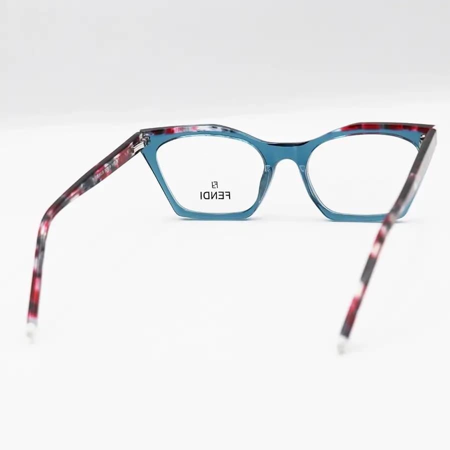 عینک طبی زنانه Fendi با فریم رنگ سبز، شکل چشم گربهای، از جنس استات و دسته رنگ قرمز و سیمدار و لولا فنردار مدل XL6028 — تصویر ۴
