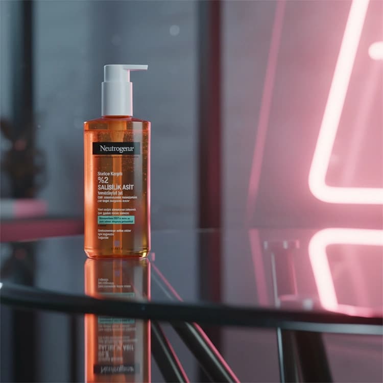 ژل شوینده صورت Neutrogena مدل Spot Controlling حجم 200 میلی لیتر — تصویر ۳