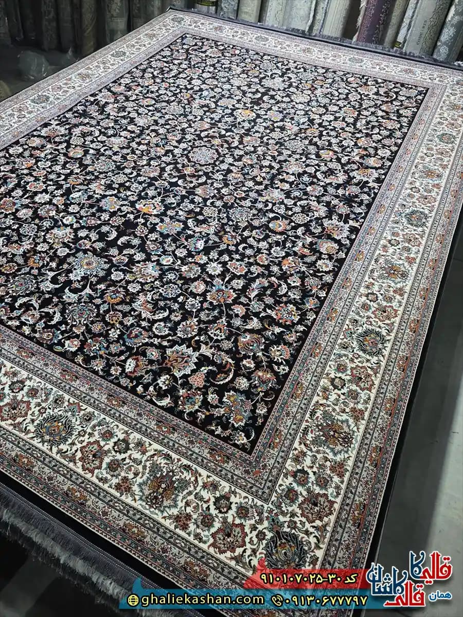 فرش کلاسیک 700 شانه طرح افشان گلریز رنگ سرمه ای مشکی کاشان — تصویر ۲