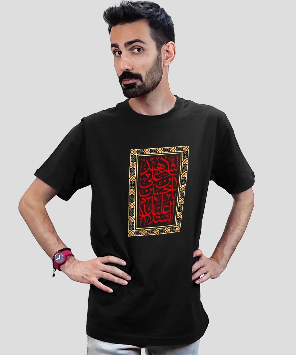 تیشرت مردانه و زنانه مذهبی طرح السلام علیک یا حسین بن علی شهید — تصویر ۴