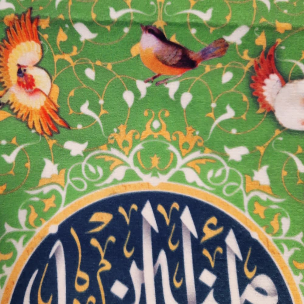 کتیبه غدیر مخمل با شعار یا امیرالمومنین زمینه سبز طرح گل و کبوتر — تصویر ۳