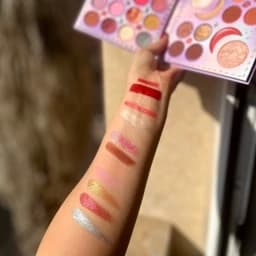 پک لوازم آرایش کادویی ست سایه چشم براش و رژلب — تصویر ۳