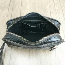 کیف لوازم آرایش + جاکلیدی رایگان چرم گاوی مشکی سنگی دستدوز i-151 برند ایزاکو — تصویر ۴