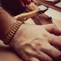 دستبند مردانه و زنانه چوبی مدل چرتکه ای چوبژه — تصویر ۲