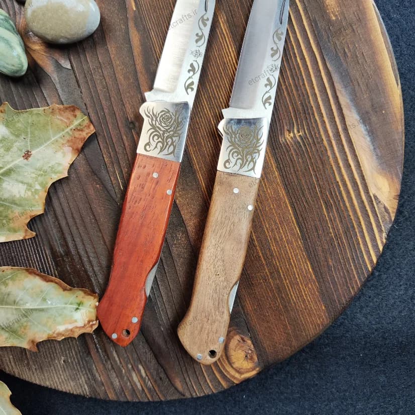 چاقو جیبی تاشو ضامن دار شفیعی طرح ترامونتینا مدل گل رز با تیغه استیل ضد زنگ و 2 جنس دسته چوب رزپادوک و گردو — تصویر ۷