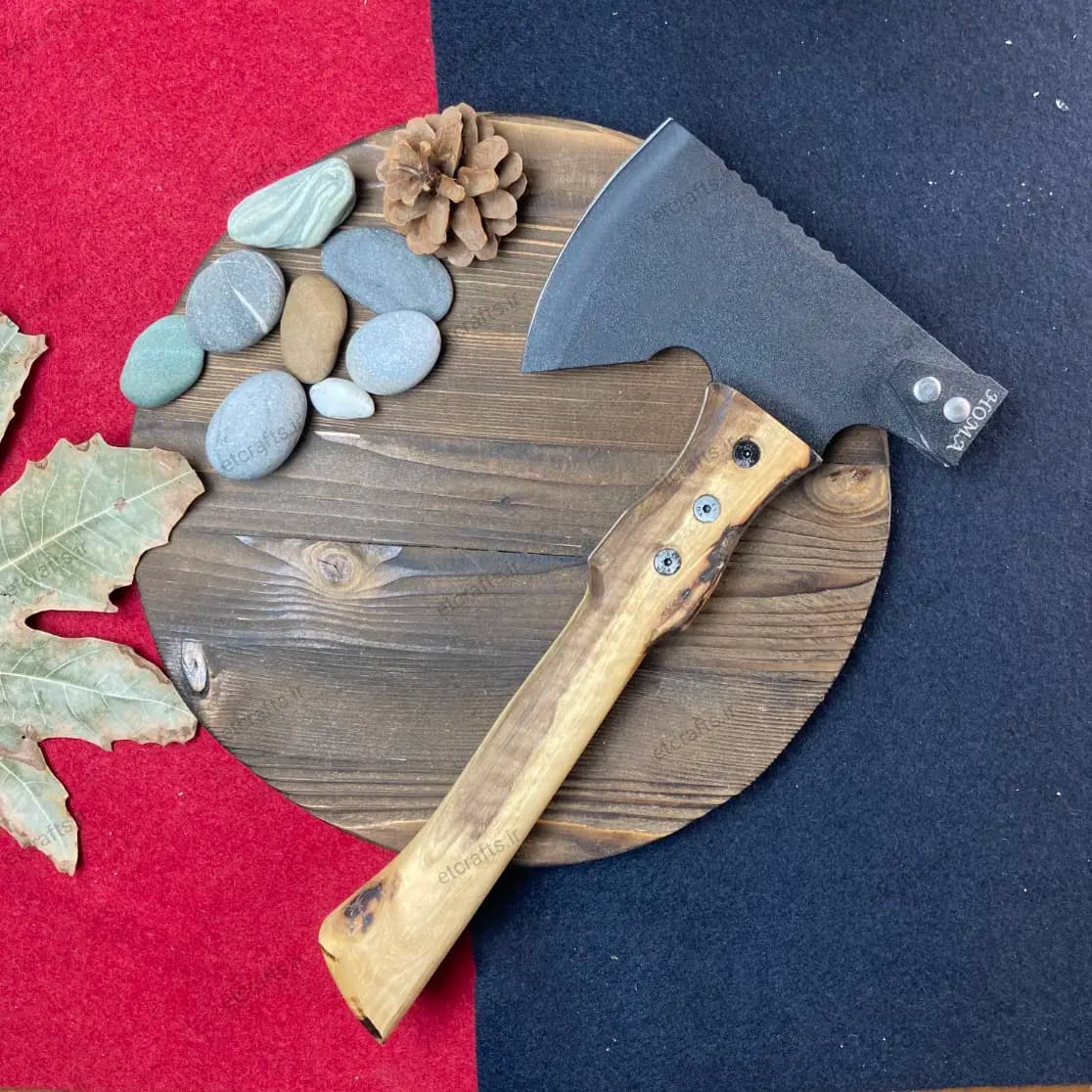 تبر فولادی هما رنگ کوره مدل چکشی با دسته چوب طبیعی جنگلی (دست‌ساز زنجان) + غلاف چرمی دست‌دوز — تصویر ۲