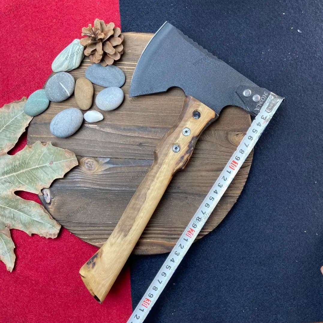 تبر فولادی هما رنگ کوره مدل چکشی با دسته چوب طبیعی جنگلی (دست‌ساز زنجان) + غلاف چرمی دست‌دوز — تصویر ۴