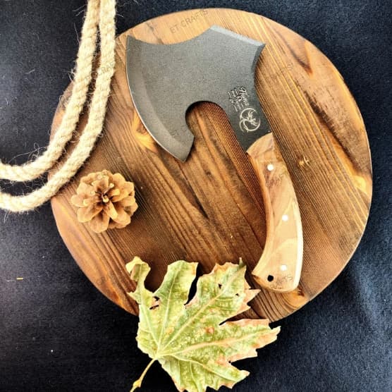 تبر فولادی یک تکه هما رنگ کوره مدل کوله ای با دسته چوب طبیعی جنگلی همراه با غلاف چرمی (دست‌ساز زنجان)