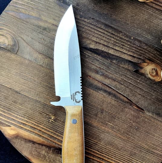 چاقو بوشکرفت جمال محمدی طرح پشت اره‌ای (تیغه فولاد یکپارچه 80CRV2) دست ساز زنجان | در ۳ مدل دسته میکارتا و چوب گردو — تصویر ۵
