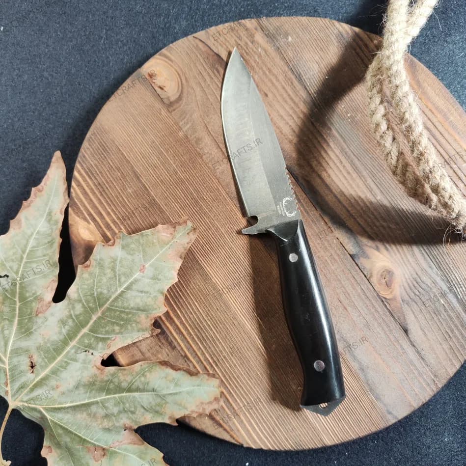 چاقو بوشکرفت جمال محمدی طرح پشت اره‌ای (تیغه فولاد یکپارچه 80CRV2) دست ساز زنجان | در ۳ مدل دسته میکارتا و چوب گردو — تصویر ۴