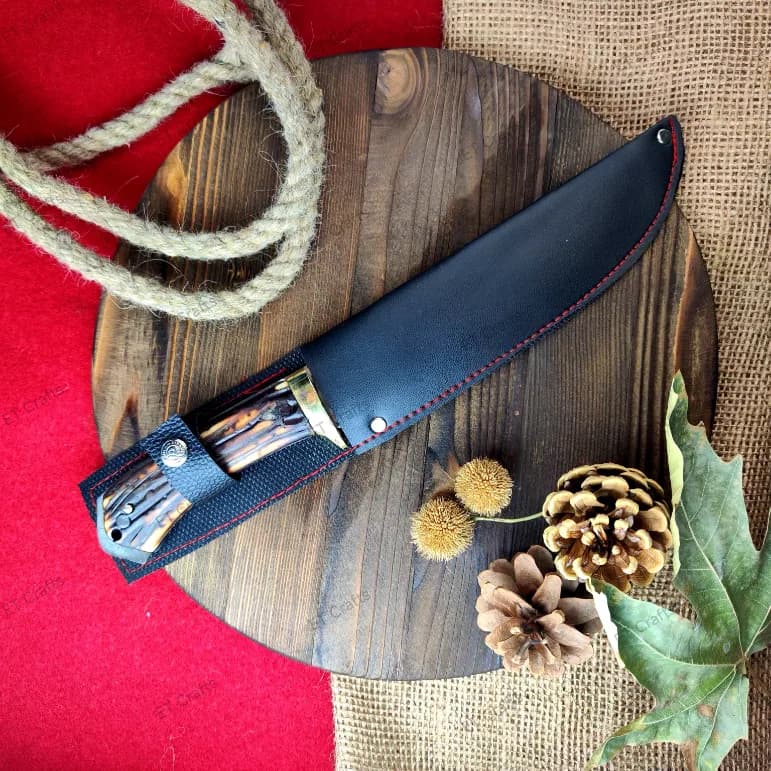چاقو شکاری اصغر حیدری با تیغه استیل ضدزنگ و دسته طرح شاخ گوزن (در 2 سایز) + غلاف چرمی دست دوز — تصویر ۵