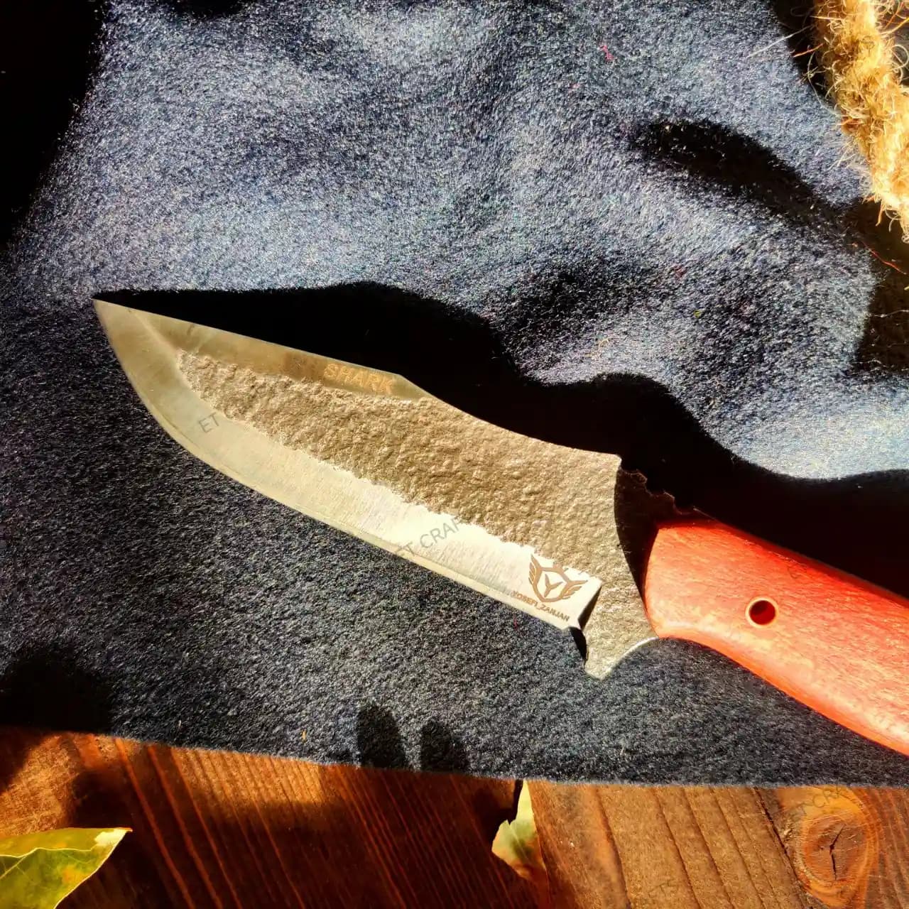 چاقو بوشکرفت Shark (دسته چوب جنگلی قرمز – تیغه 5 میل فولاد CK60) + غلاف چرمی — تصویر ۴