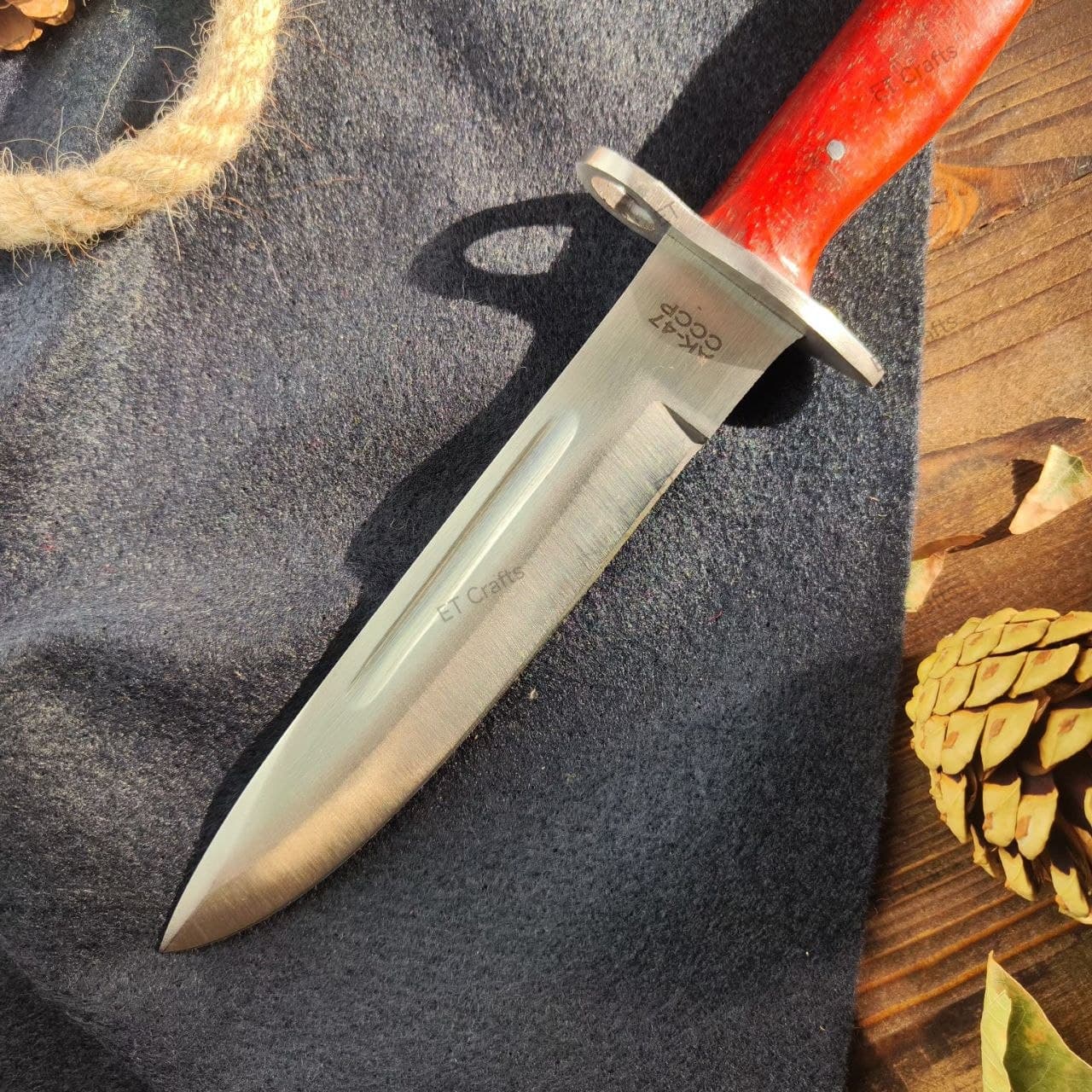 چاقو شکاری طرح سر نیزه جعفری مدل AK47 (فولاد 80CRV2 و دسته پادوک) همراه با غلاف چرمی — تصویر ۵