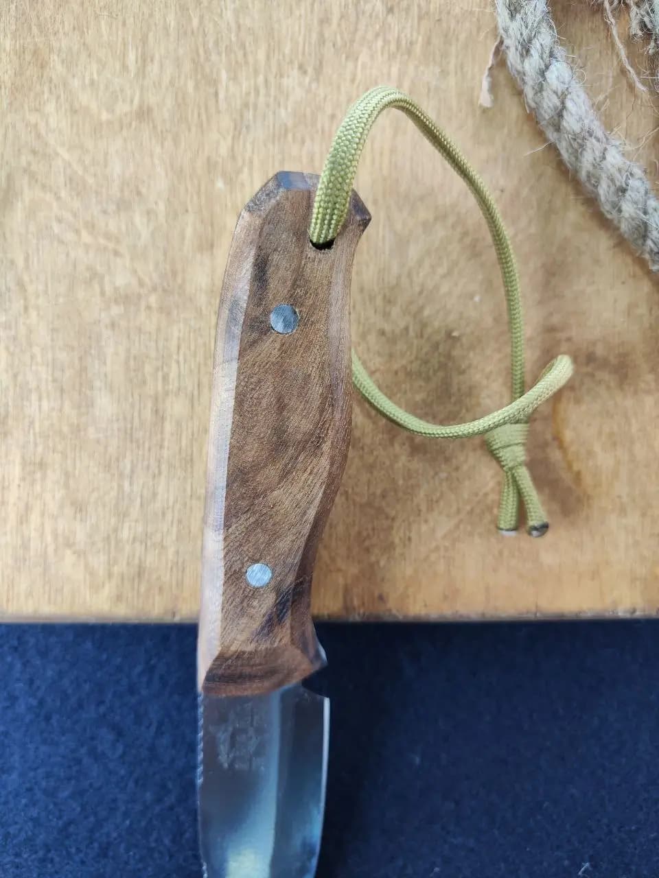 چاقوی بوشکرفت دست ساز Shark زنجان با تیغه فولاد فنر، دسته چوب جنگلی و غلاف چرمی — تصویر ۴