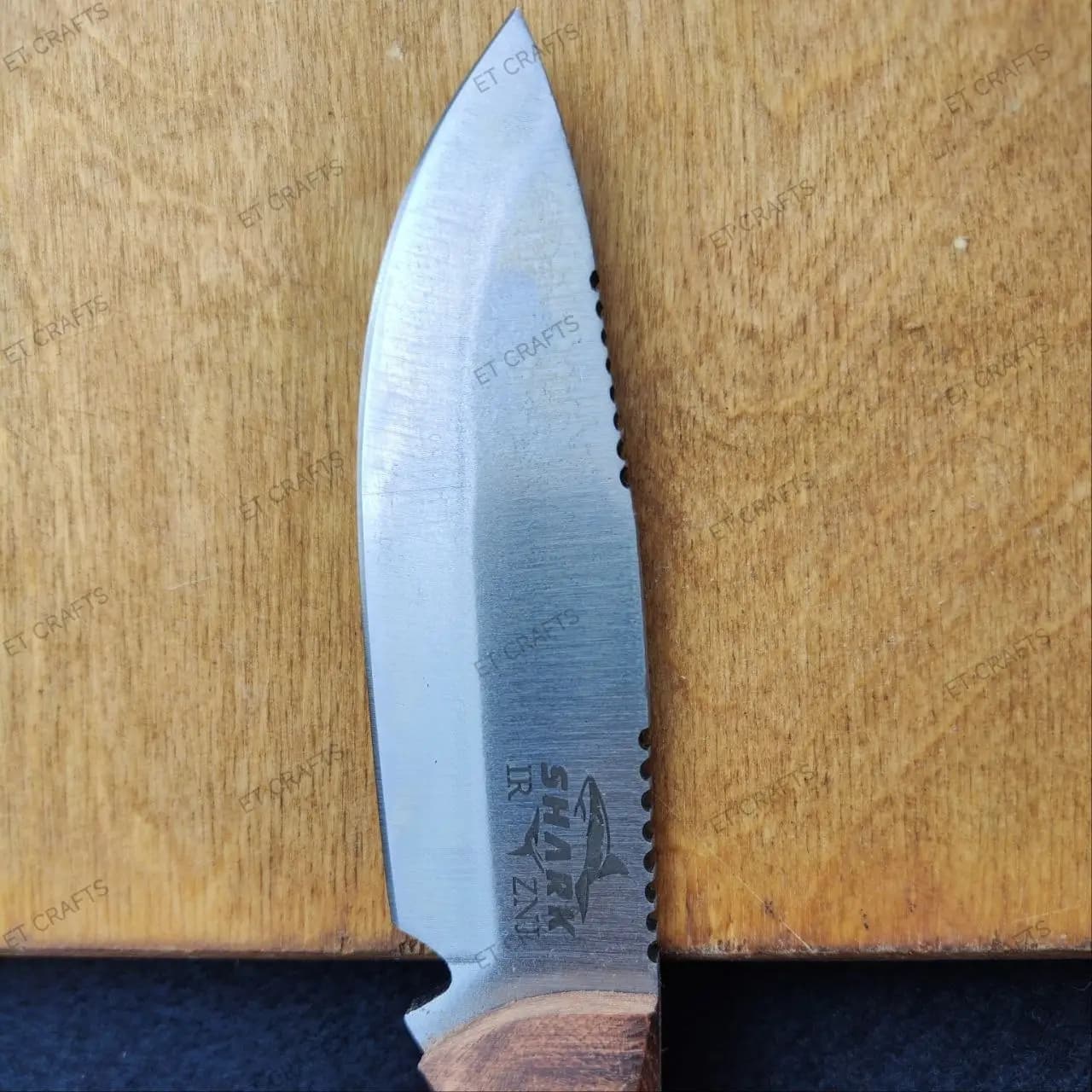 چاقوی بوشکرفت دست ساز Shark زنجان با تیغه فولاد فنر، دسته چوب جنگلی و غلاف چرمی — تصویر ۳