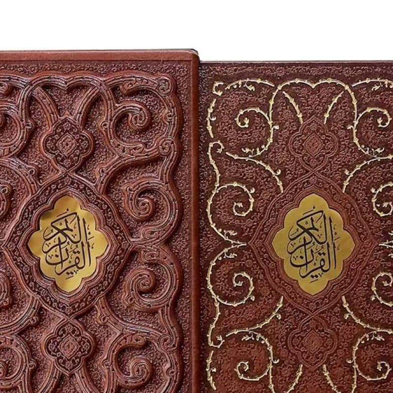 قرآن جیبی گلاسه چرم قابدار کشویی برجسته طرح پروانه با پلاک وسط — تصویر ۵