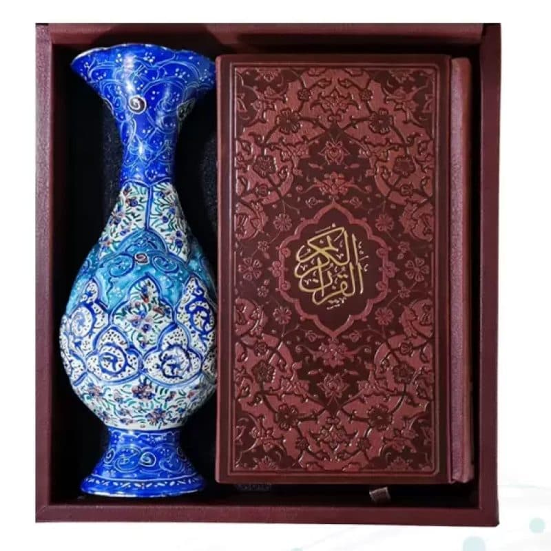 قرآن پالتویی چرم با گلدان مینا — تصویر ۳