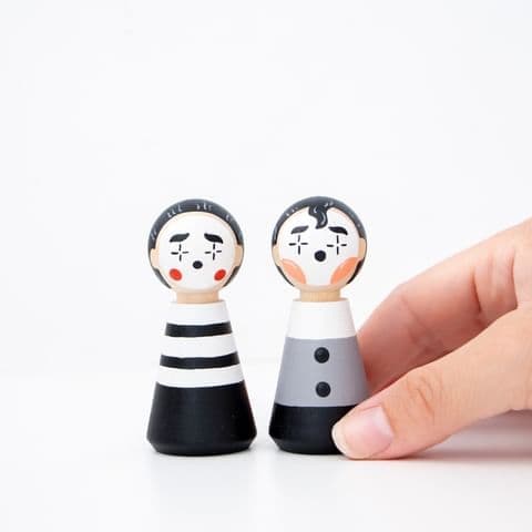 عروسک چوبی دلقک بی احساس