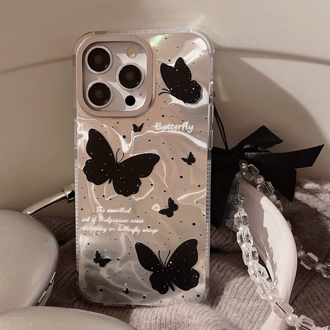 قاب black butterfly همراه با آویز پاپیون مشکی (آیفون) — تصویر ۲