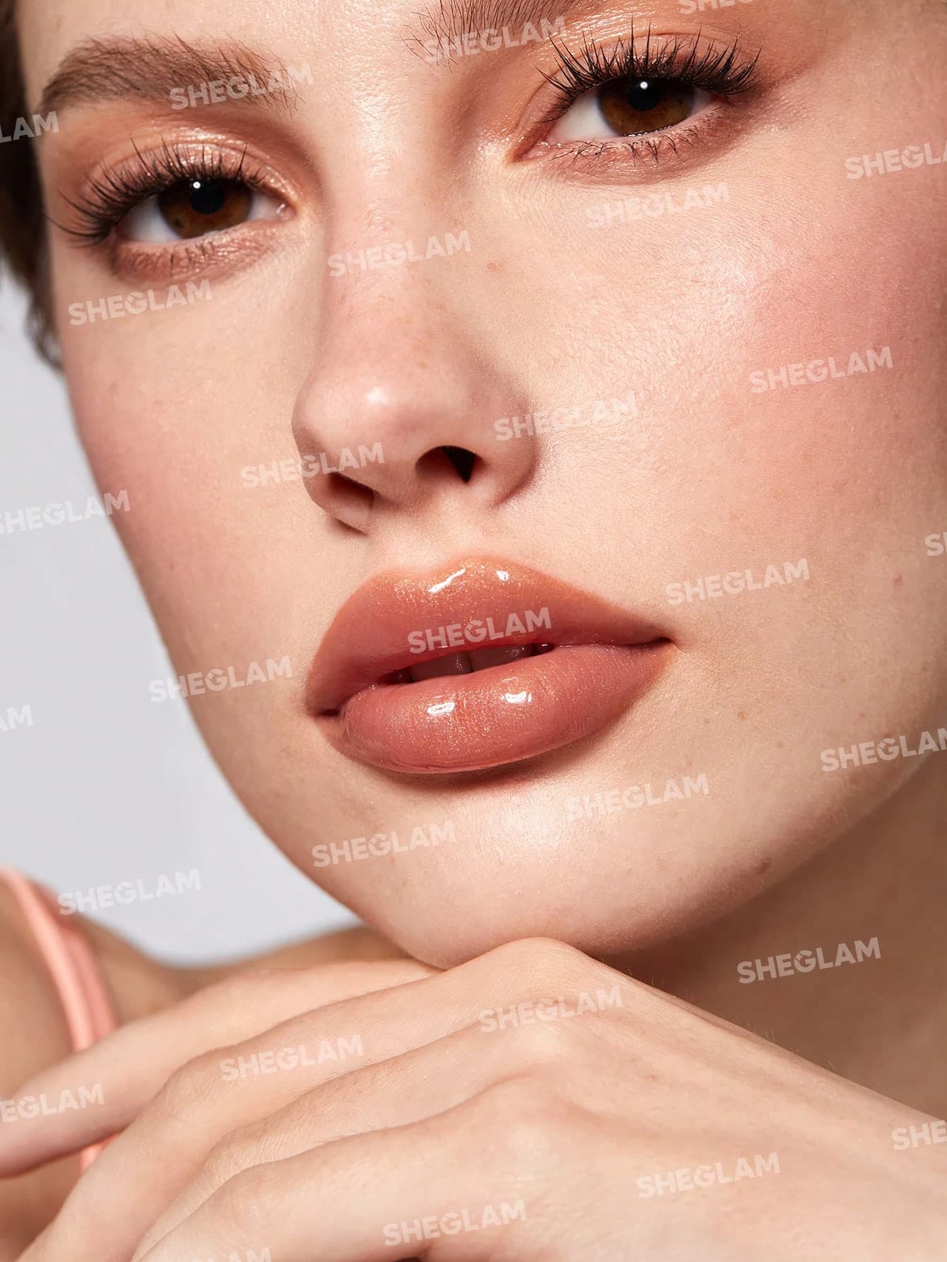 لیپ گلاس شیگلم رنگ Tan tilizing — تصویر ۳