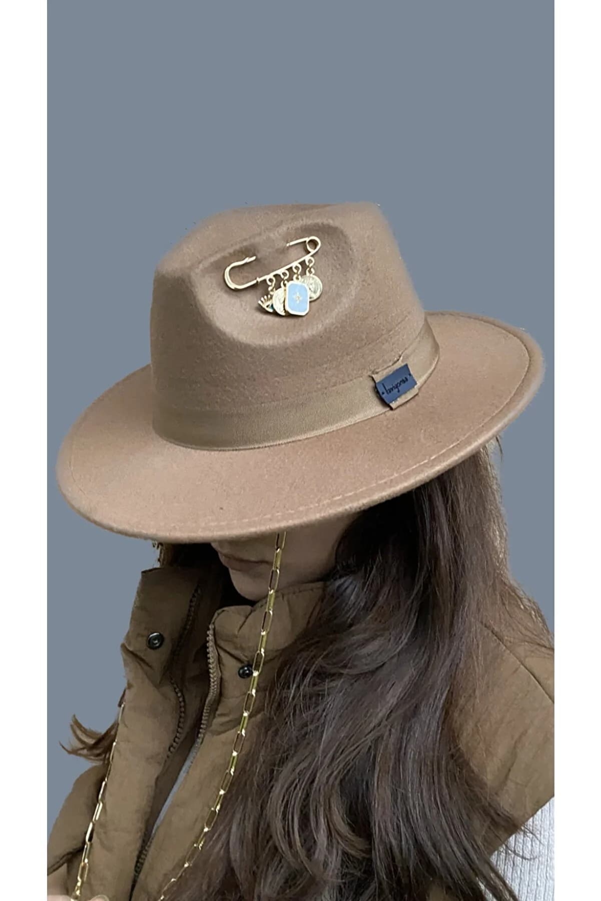 کلاه شاپوی فدورا کرمی سیر با اکسسوری لاویونسا laviyonsa Fedora Bej 404780360 — تصویر ۴