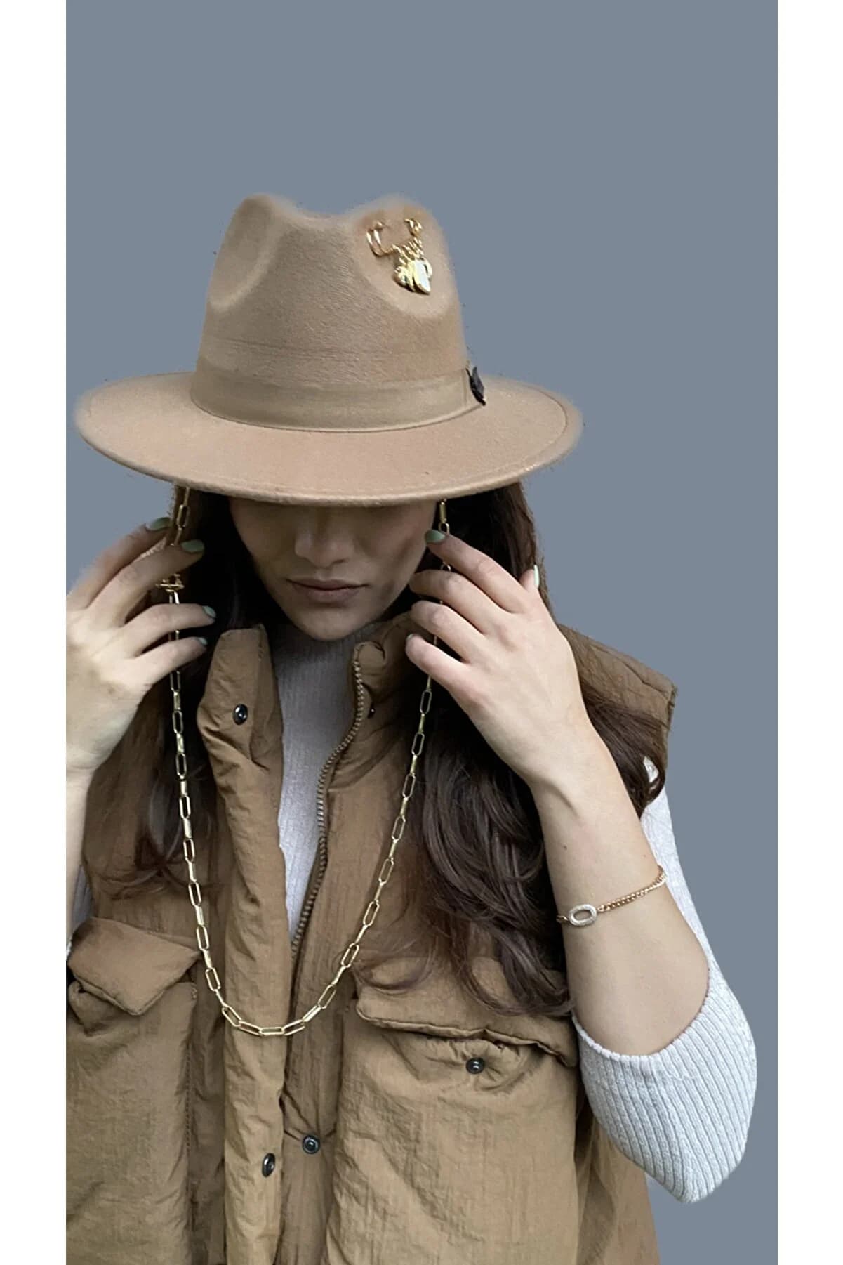 کلاه شاپوی فدورا کرمی سیر با اکسسوری لاویونسا laviyonsa Fedora Bej 404780360 — تصویر ۳