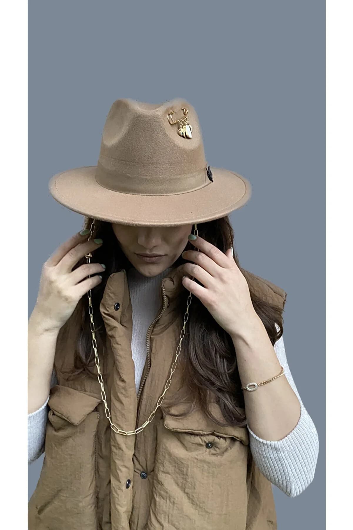 کلاه شاپوی فدورا کرمی سیر با اکسسوری لاویونسا laviyonsa Fedora Bej 404780360 — تصویر ۵