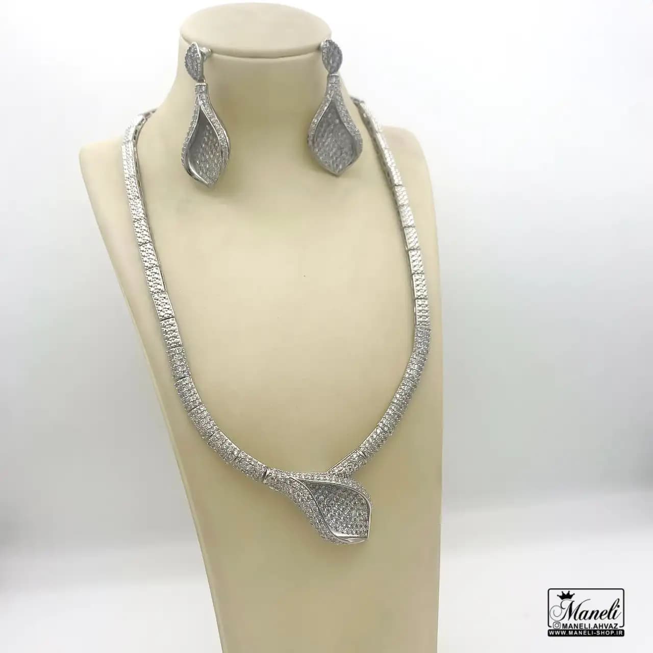 نیم ست مجلسی نگین دار | جلوه فوق العاده — تصویر ۳