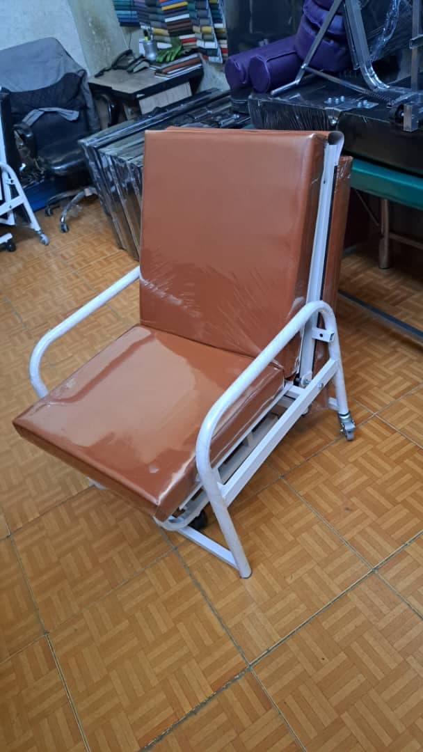 تخت صندلی‌ شو بیمارستانی همراه بیمار تختخواب شو برند مدشاپ — تصویر ۲