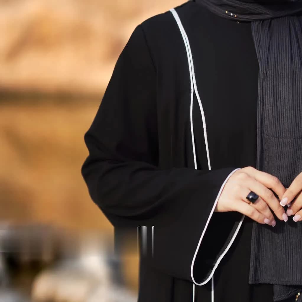 عبای زنانه مدل لاله جنس سوپر الیزه جلوبسته با مغزی دوزی — تصویر ۴