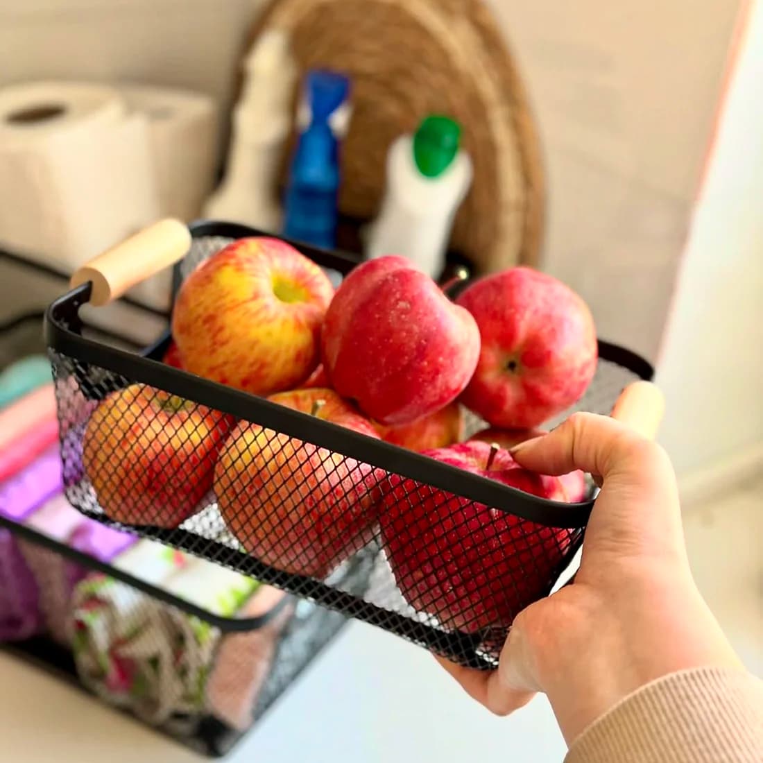 سبد ایکیا فلزی مشکی مستطیل دودسته چوبی — تصویر ۳