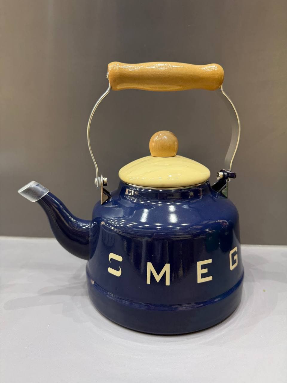 کتری لعابی دسته چوبی ۲/۵لیتر طرح اسمگ SMEG — تصویر ۳