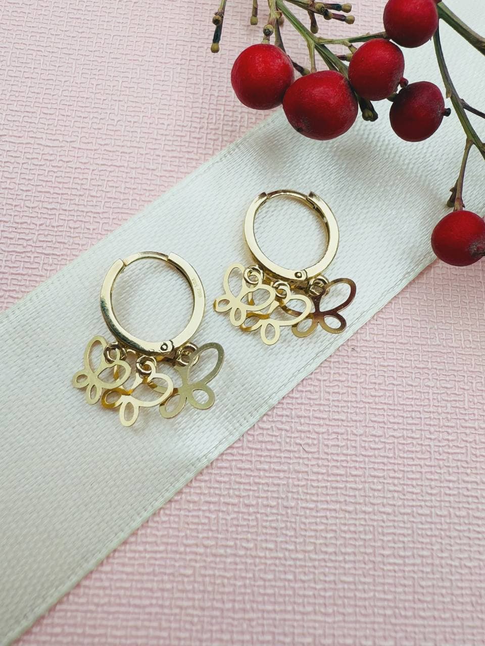 گوشواره حلقه ای با آویز پروانه — تصویر ۳