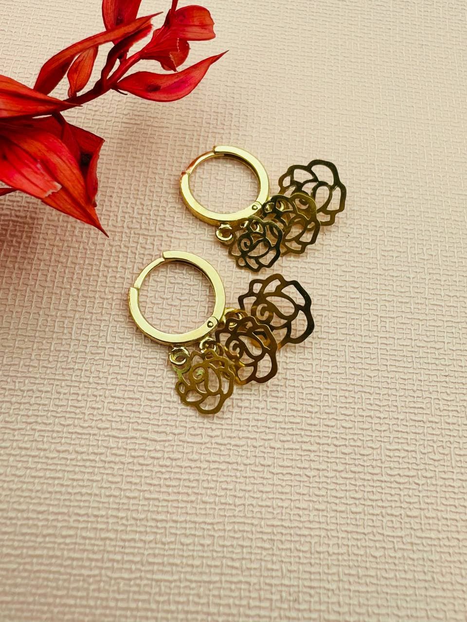 گوشواره حلقه ای با آویز گل رز