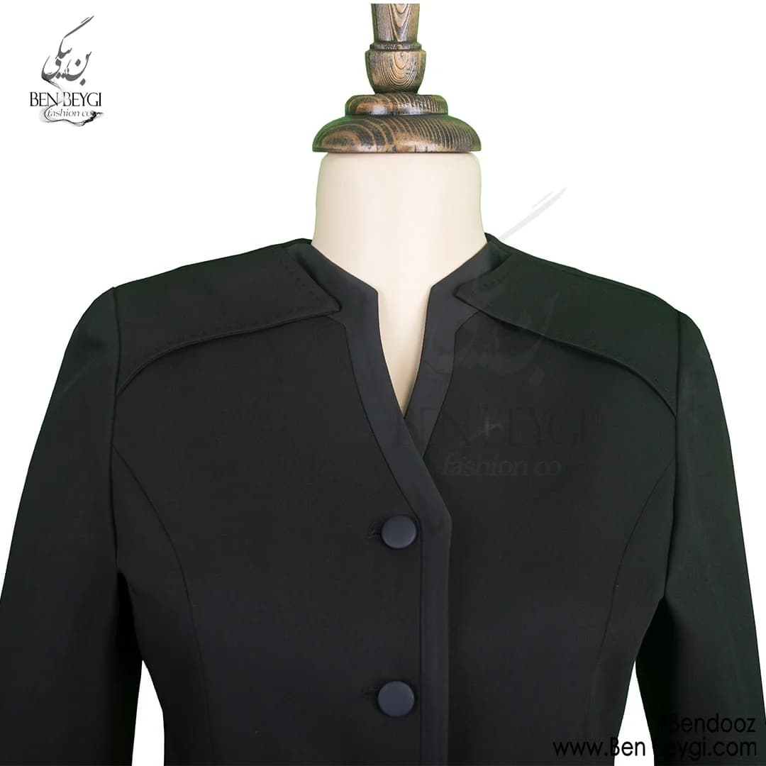مانتو شلوار اداری مشکی سرشانه دوبل نوار دوزی پارچه بزیاق کد 7820 — تصویر ۳