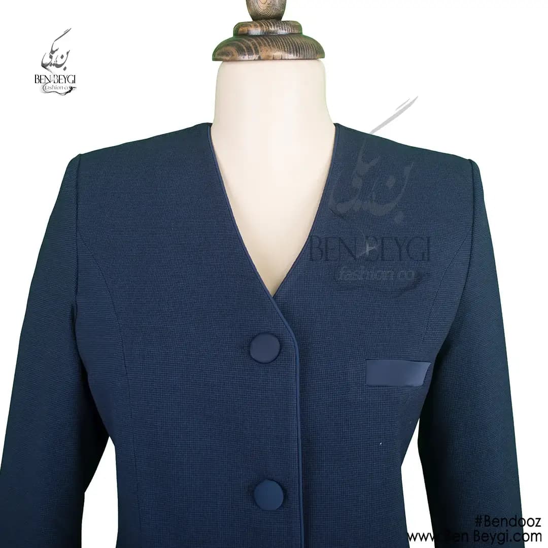 مانتو شلوار اداری آبی سه جیب یقه هفت مغزی دوزی پارچه فیونا کد 7530 — تصویر ۳