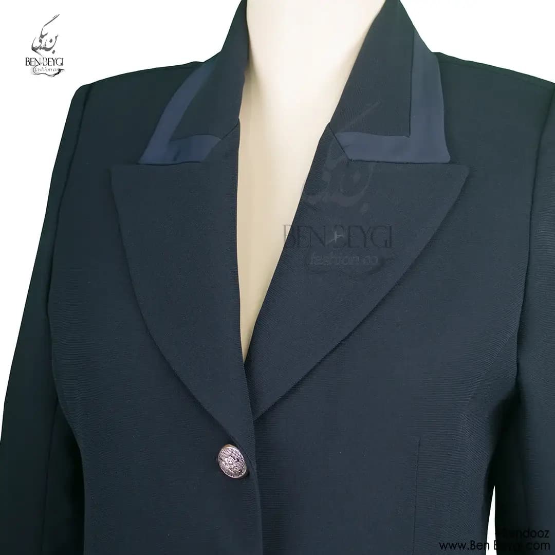 مانتو شلوار اداری سرمه ای یقه بلیزر نوار دار پارچه کرپ کد 37317 — تصویر ۲