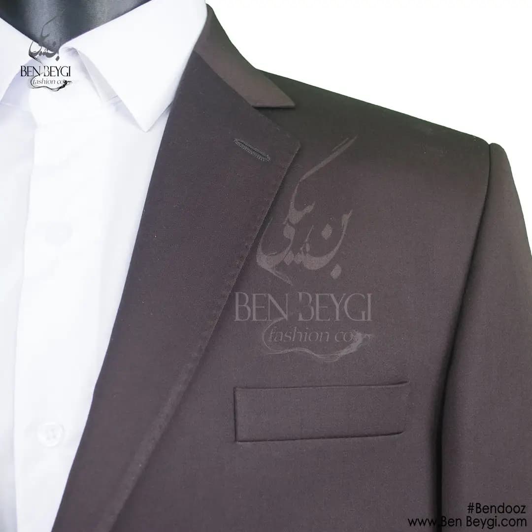 کت و شلوار مردانه اداری پارچه فاستونی طرح ساده رنگ قهوه ای بانتو دوزی یقه انگلیسی کد 5384 — تصویر ۲