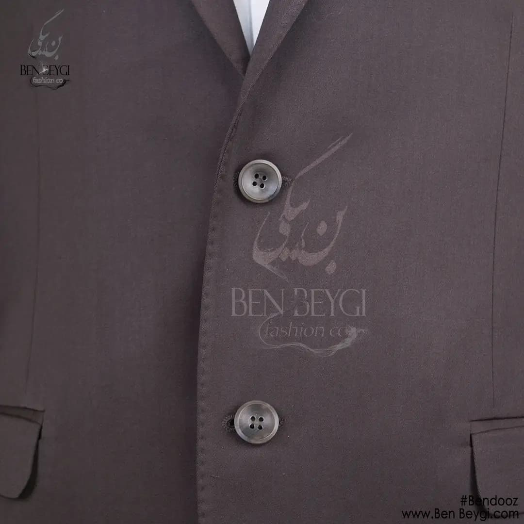 کت و شلوار مردانه اداری پارچه فاستونی طرح ساده رنگ قهوه ای بانتو دوزی یقه انگلیسی کد 5384 — تصویر ۳