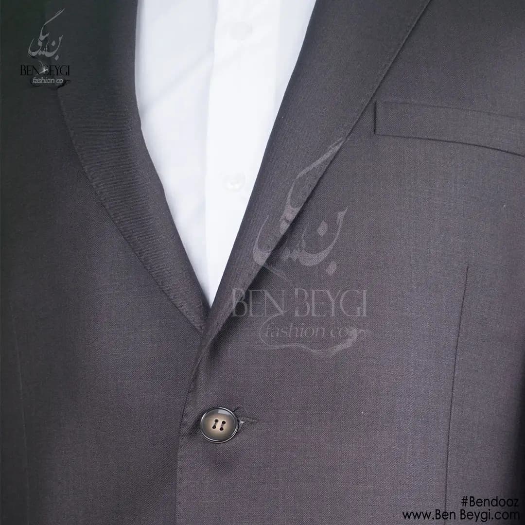 کت و شلوار مردانه اداری پارچه فاستونی رنگ قهوه ای طرح ساده بانتو دوزی یقه انگلیسی کد 5372 — تصویر ۲