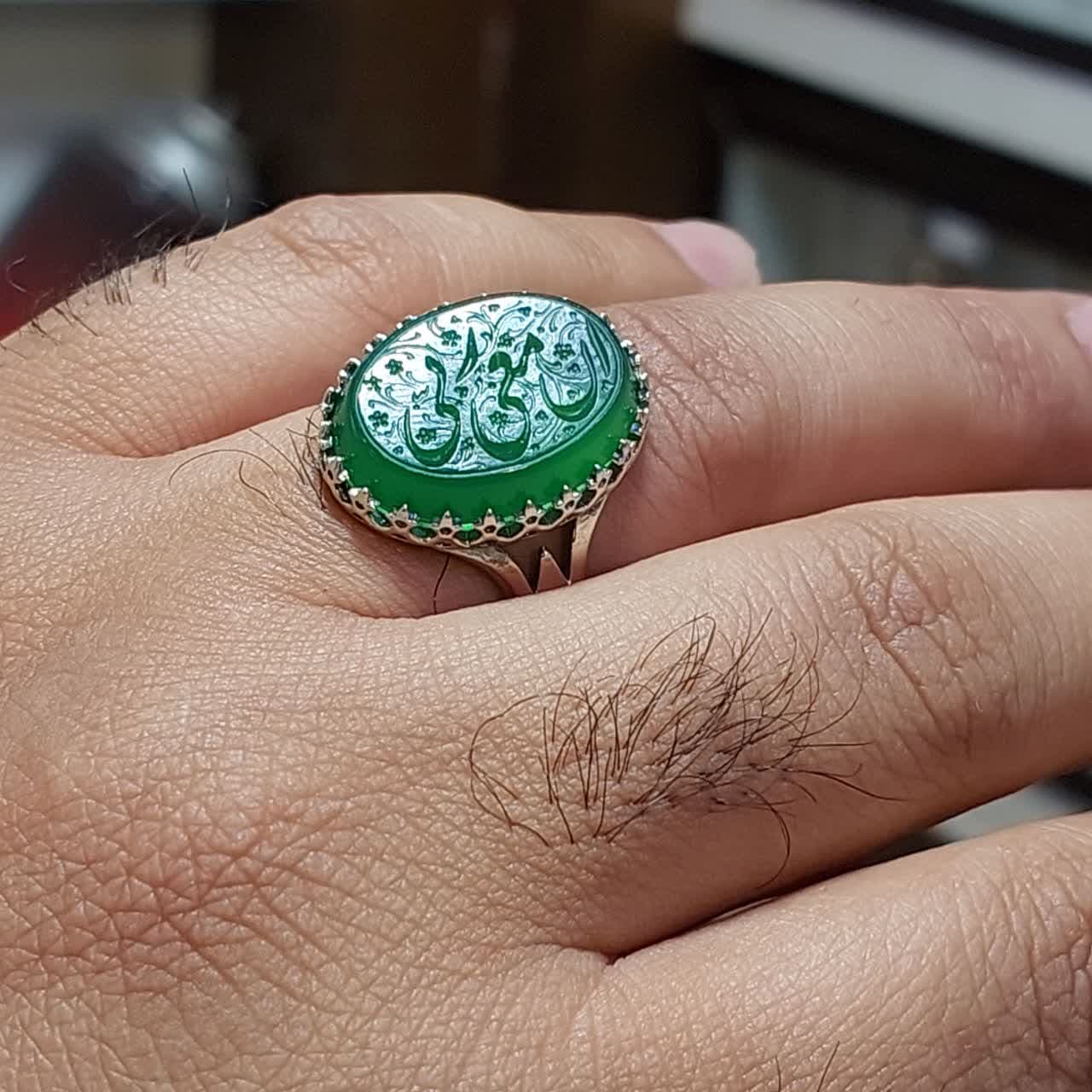 انگشتر عقیق سبز با حکاکی ان معی ربی رکاب الیاژی کد 8116 — تصویر ۲