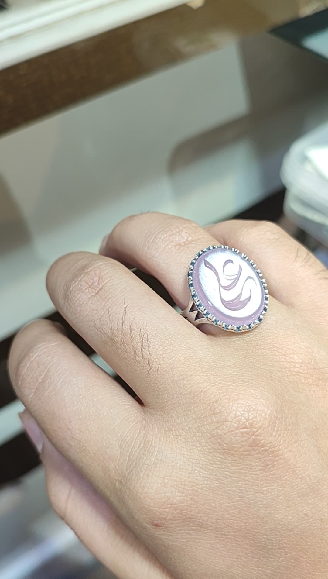 انگشتر مردانه عقیق سوسنی با رکاب الیاژی با حکاکی علی کد 8139