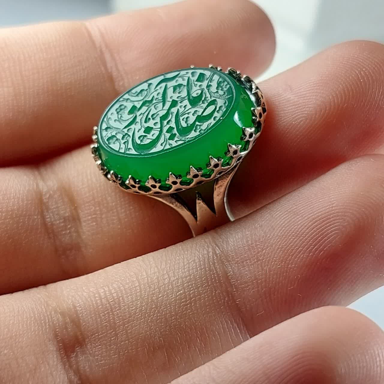 انگشتر نقره باسنگ عقیق سبز رکاب نیزه حکاکی یاضامن آهو کد 3705 — تصویر ۴