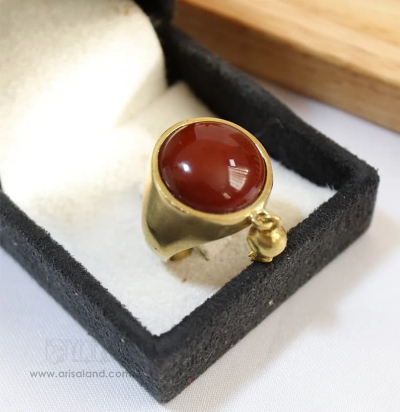 انگشتر برنجی با نگین گرد قهوه ای و آویز انار کد 507 — تصویر ۲